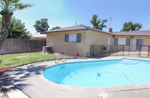 Raisin House | Sleeps 20! Near Bulldog Stadium!
