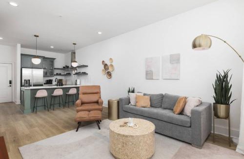 Portsmouth House | Sleeps 20 Three Condos Side by Side 10 minutes to Broadway