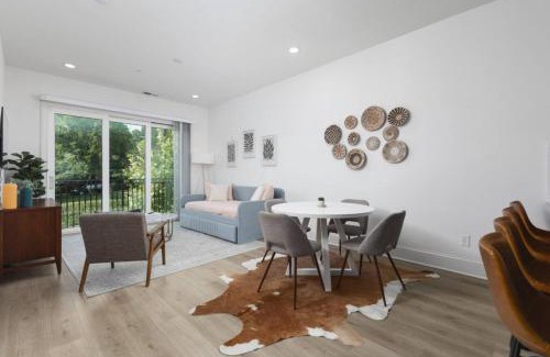 Portsmouth House | Sleeps 20 Three Condos Side by Side 10 minutes to Broadway