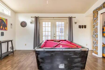 Oakhurst House | Sleeps 22 Pool table Hot Tub shuffle board darts