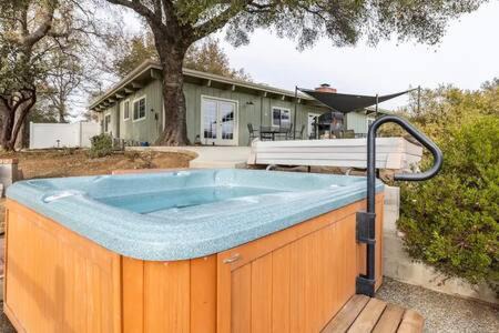 Oakhurst House | Sleeps 22 Pool table Hot Tub shuffle board darts