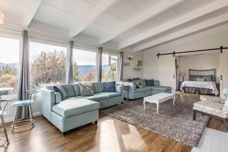 Oakhurst House | Sleeps 22 Pool table Hot Tub shuffle board darts