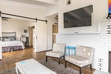 Oakhurst House | Sleeps 22 Pool table Hot Tub shuffle board darts