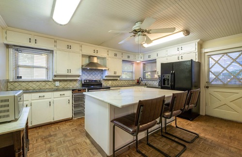 Carter Riverside House | sleeps 24–7 bedroom, 5.5 bath, King beds, central location