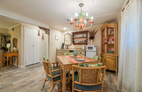 Carter Riverside House | sleeps 24–7 bedroom, 5.5 bath, King beds, central location