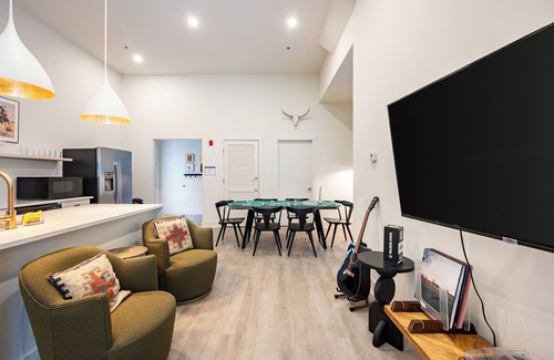 Five Points House | Sleeps 24 | Rooftop, Game Room & Outdoor Spaces | Just 10 Min to Broadway