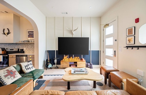 Five Points House | Sleeps 24 | Rooftop, Game Room & Outdoor Spaces | Just 10 Min to Broadway