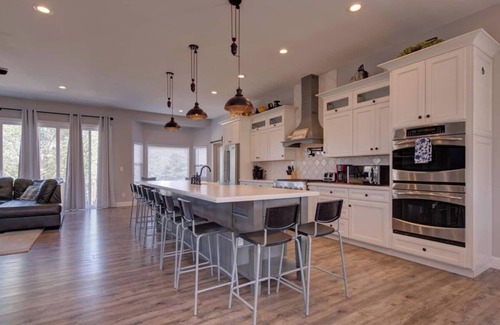 Palmer Lake House | Sleeps 25 Raspberry Mountain Farmhouse