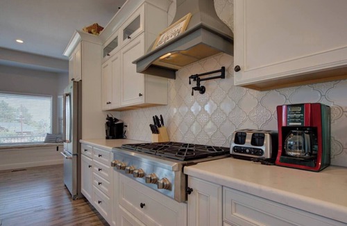 Palmer Lake House | Sleeps 25 Raspberry Mountain Farmhouse