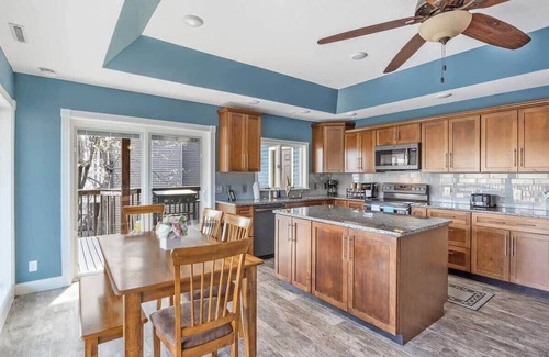 Lakeview House | Sleeps 26 lakefront w/private dock & dance floor!