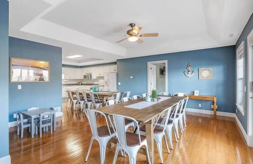 Lakeview House | Sleeps 26 lakefront w/private dock & dance floor!
