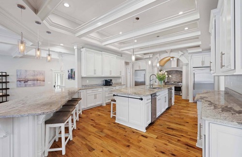 McDonald House | Sleeps 29~Pool~Tiki Bar~Hot Tub~Gym~Dogs Welcome!