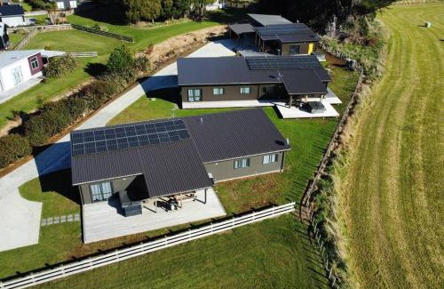 Ohakune House | Sleeps 36 people - 3 spas - 3 homes