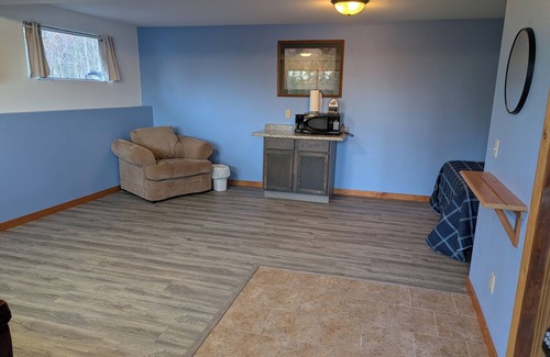 Knight Cabin | Sleeps 4- Charming Room with AC and WiFi in welcoming Hurley on Island Lake
