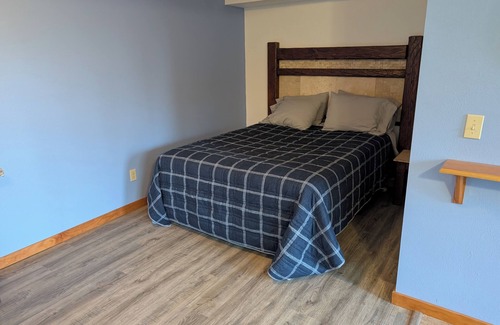 Knight Cabin | Sleeps 4- Charming Room with AC and WiFi in welcoming Hurley on Island Lake