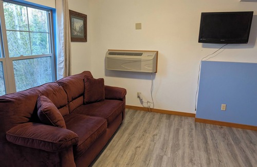 Knight Cabin | Sleeps 4- Charming Room with AC and WiFi in welcoming Hurley on Island Lake