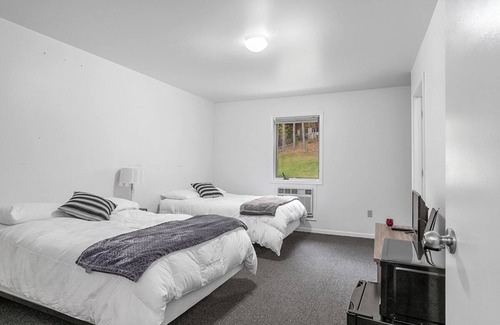 Manton Cabin | Sleeps 40- 12 Bedroom/12 Bath Lodge on 80 acres with 26' x 52' Great Room