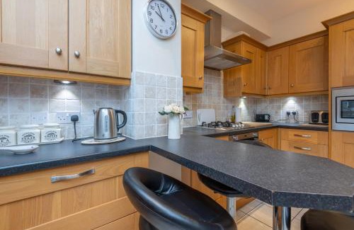 Wadsworth House | Sleeps 5 - 3 Bedrooms - walk to the square hosted Happy Valley cast
