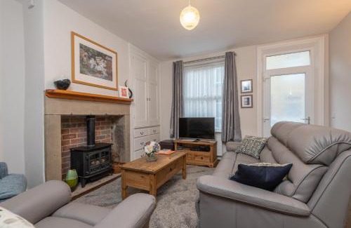 Wadsworth House | Sleeps 5 - 3 Bedrooms - walk to the square hosted Happy Valley cast