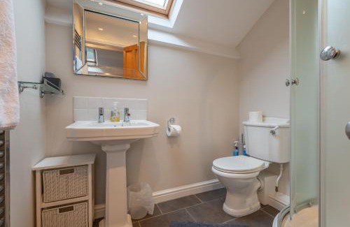 Wadsworth House | Sleeps 5 - 3 Bedrooms - walk to the square hosted Happy Valley cast