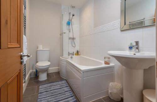 Wadsworth House | Sleeps 5 - 3 Bedrooms - walk to the square hosted Happy Valley cast