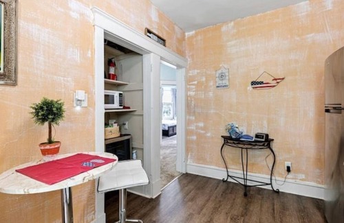 Wilmington Apartment | Sleeps 6, 3BR 1BA,1King+2 Queen beds, perfect for long stays in a great location