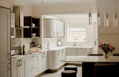 Wadsworth House | Sleeps 6 4 bedrooms 2 minute walk to the Square Hosted Happy Valley Cast