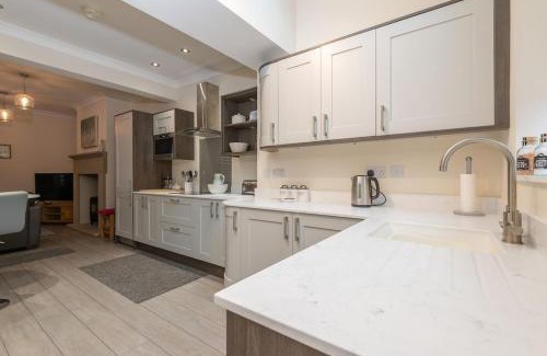 Wadsworth House | Sleeps 6 4 bedrooms 2 minute walk to the Square Hosted Happy Valley Cast