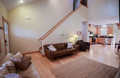 Manzanita House | Sleeps 6 adults 4 kids. One Block to the beach! Beautiful family getaway!