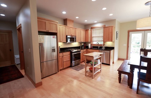 Manzanita House | Sleeps 6 adults 4 kids. One Block to the beach! Beautiful family getaway!