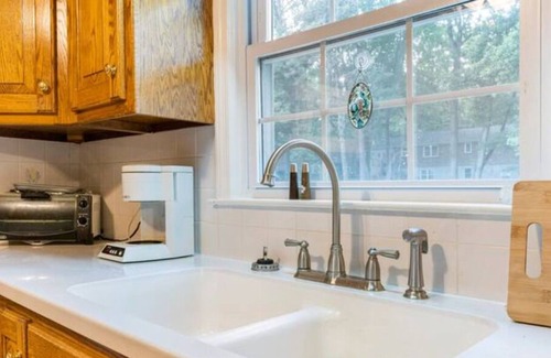 Danville House | Sleeps 6 / Central Location / Quiet / Great for Small Groups