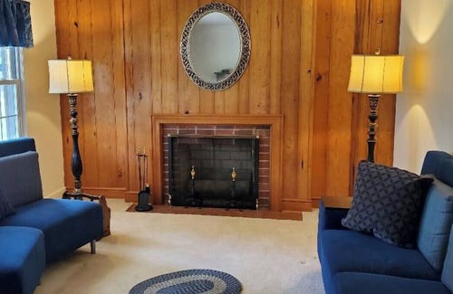 Danville House | Sleeps 6 / Central Location / Quiet / Great for Small Groups