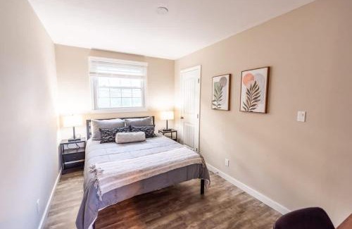 Salemtown Apartment | Sleeps 6-Full Kitchen-4 Beds-Big Couch-OfficeSpace
