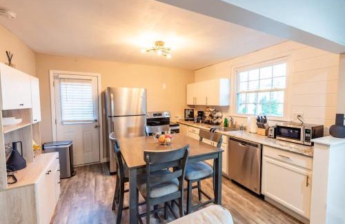 Salemtown Apartment | Sleeps 6-Full Kitchen-4 Beds-Big Couch-OfficeSpace
