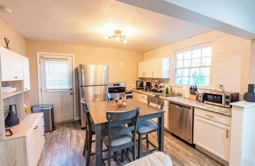 Salemtown Apartment | Sleeps 6-Full Kitchen-4 Beds-Big Couch-OfficeSpace