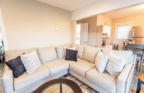 Salemtown Apartment | Sleeps 6-Full Kitchen-4 Beds-Big Couch-OfficeSpace