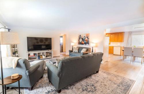 Green Bay House | Sleeps 6 Walk to Lambeau Resch Dog-Friendly