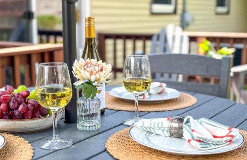 Green Bay House | Sleeps 6 Walk to Lambeau Resch Dog-Friendly