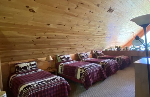 Hartwick Cabin | Sleeps 7-10, Hot tub, High Speed Internet, Team Parties Welcome!
