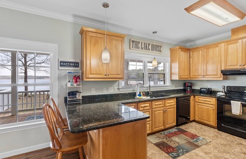 Milledgeville House | Sleeps 7, Firepit, 2 Kayaks, BIG Water + More!