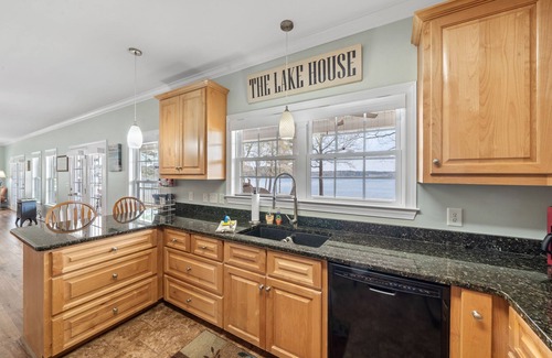 Milledgeville House | Sleeps 7, Firepit, 2 Kayaks, BIG Water + More!