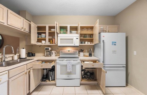 Trailer Estates House | Sleeps 8 2BR King Bed Pool+Tennis+Parking