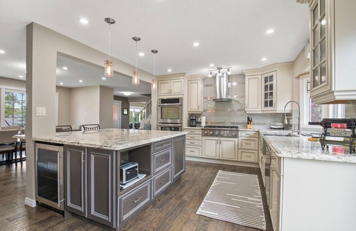 Sylvan Lake House | Sleeps 8! | 3 Baths | Large Yard | Hot Tub | 10 min walk to the Beach