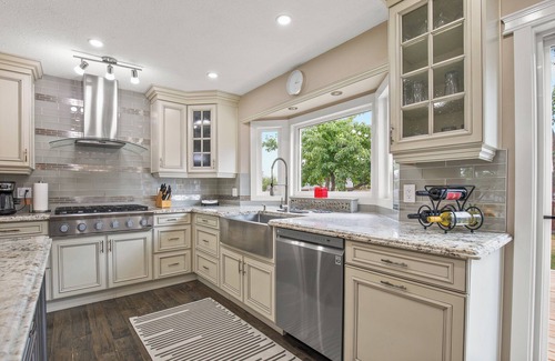 Sylvan Lake House | Sleeps 8! | 3 Baths | Large Yard | Hot Tub | 10 min walk to the Beach