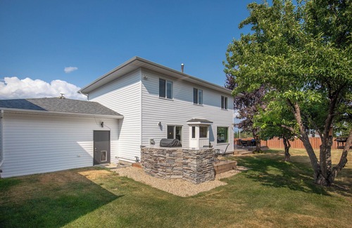 Sylvan Lake House | Sleeps 8! | 3 Baths | Large Yard | Hot Tub | 10 min walk to the Beach