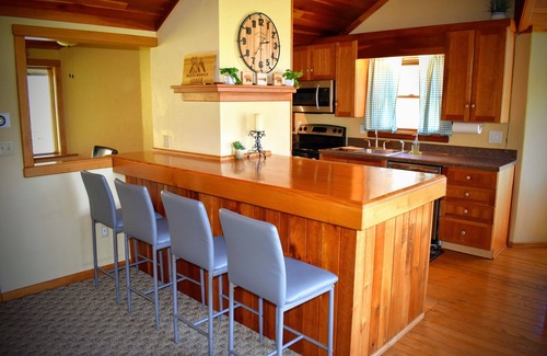 Champion Cabin | Sleeps 8/Mountain Lodge~Seven Springs!