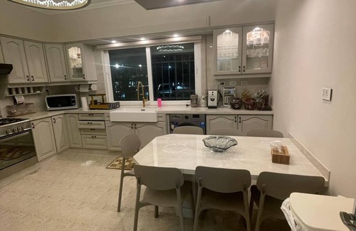 Amman House | Sleeps 8 people! Apartment 5 minutes to Abdoun w balcony a in Dair Ghbar!