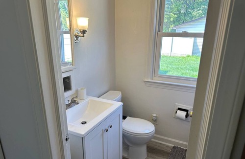Boardman House | Sleeps 8, YSU, Fairgrounds, Wi-Fi, EV1 charging, Remote worker, Crib, Pets