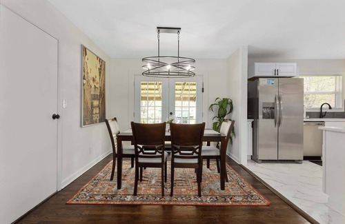 Lee's Summit House | Sleeps 9 Kings Beds w/TV's Steps to Shops