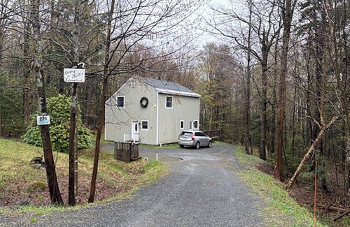 Wilmington House | Sleeps 9, Pet Friendly, Association ClubHouse w/Pools. Near Ski, Hiking, Boating